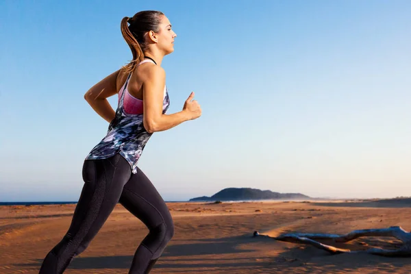 Detail Akce Portrét Mladé Ženy Jogging Venku Při Západu Slunce — Stock fotografie