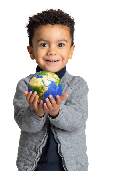 手に地球アトラスを保持かわいいアフロアメリカの少年の概念的な肖像画を閉じます 白い背景に隔離された幸せな驚きの顔の表情を持つ子供 — ストック写真