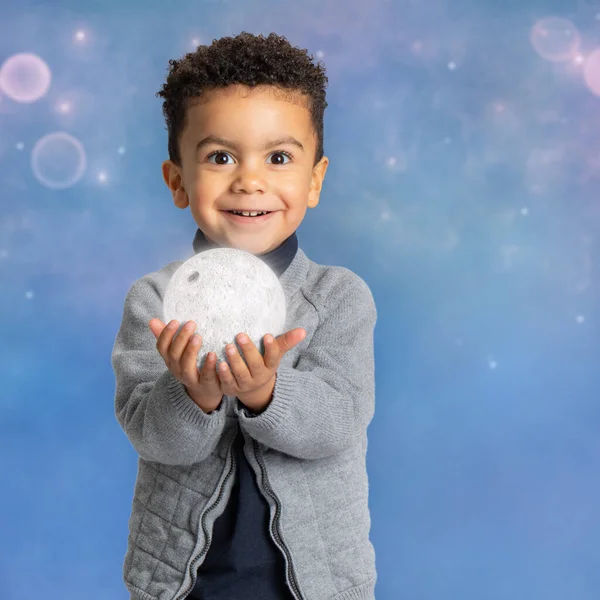 Feche Retrato Conceitual Menino Afro Americano Bonito Segurando Lua Nas — Fotografia de Stock