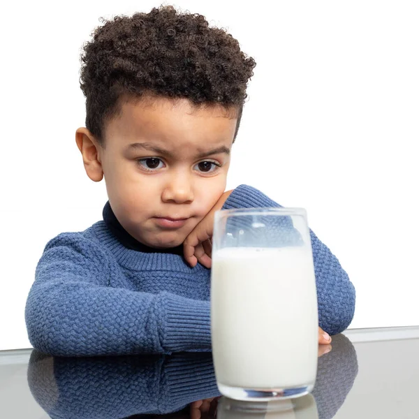 Lindo Chico Afroamericano Mirando Vaso Leche Mesa Aislado Sobre Fondo — Foto de Stock