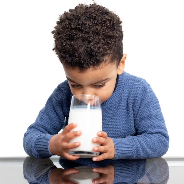 Close Portret Van Kleine Afro Amerikaanse Jongen Drinken Van Melk — Stockfoto