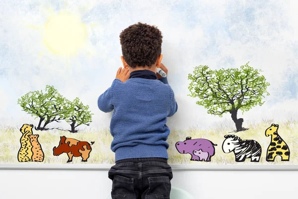Медиум Крупным Планом Изображает Африканского Ребенка Рисующего Животных Белой Доске — стоковое фото