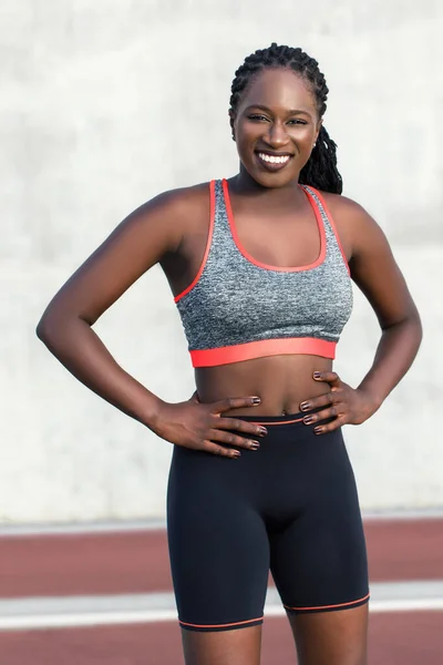 Close Retrato Jovem Africana Atleta Adolescente Livre Uma Mulher Sorridente — Fotografia de Stock