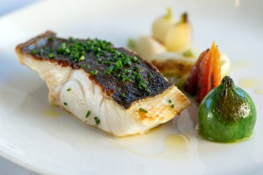 Eko sebze garnitürlü taze kavrulmuş levrek filetosu..