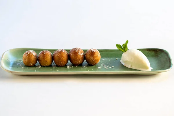 Närbild Dessert Aptitretande Runda Choklad Fritters Med Kokosglass — Stockfoto