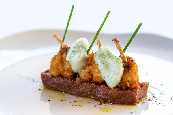 Macro Close Gepaneerde Kikkerbilletjes Voor Diep Gebakken Kikkerbilletjes Gereduceerde Tomatensaus — Stockfoto