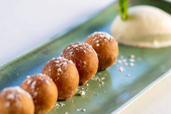 Macro Detalle Cerca Canela Buñuelos Chocolate Blanco Con Helado Vainilla —  Fotos de Stock