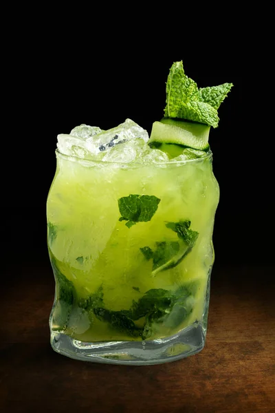 Close Refreshing Green Mojito Cocktail Crushed Ice Mint Leaves Black — Stock Photo, Image
