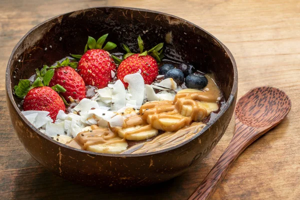 Makro Närbild Skål Med Färsk Skivad Frukt Och Choklad Mousse — Stockfoto