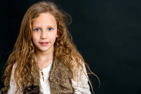 Attractive young girl with long curly hair. — Stock Photo, Image