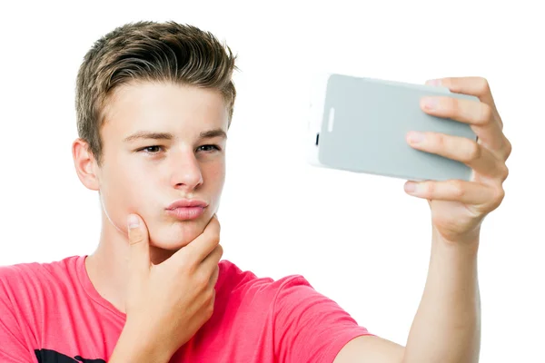 Adolescente menino tomando auto retrato com telefone inteligente . — Fotografia de Stock