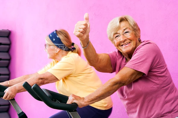 Senior mulher fitness fazendo polegares para cima . — Fotografia de Stock