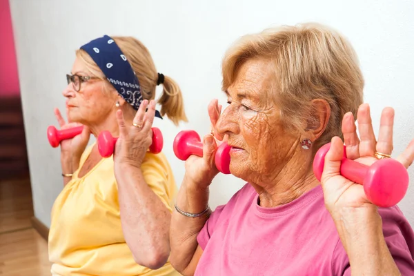 Närbild på äldre kvinnor med vikter. — Stockfoto