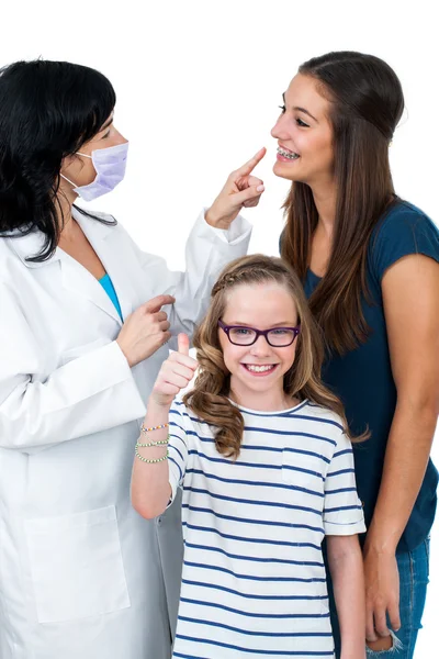 Kleines Mädchen zusammen mit älterer Schwester — Stockfoto