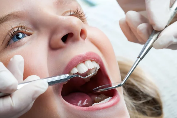 Chica joven en el dentista . —  Fotos de Stock