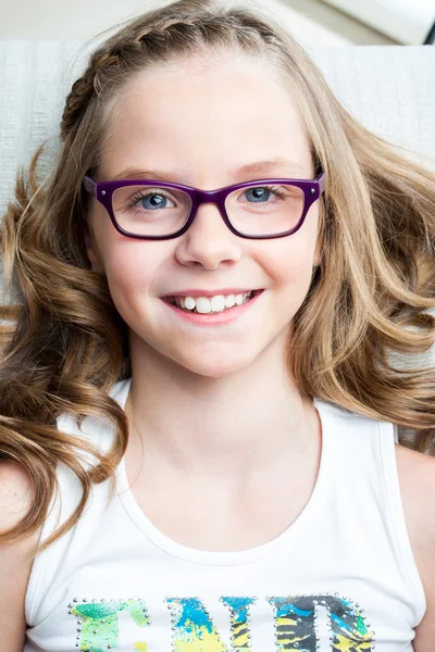 Cute young girl ready for dental check up. — Stock Photo, Image