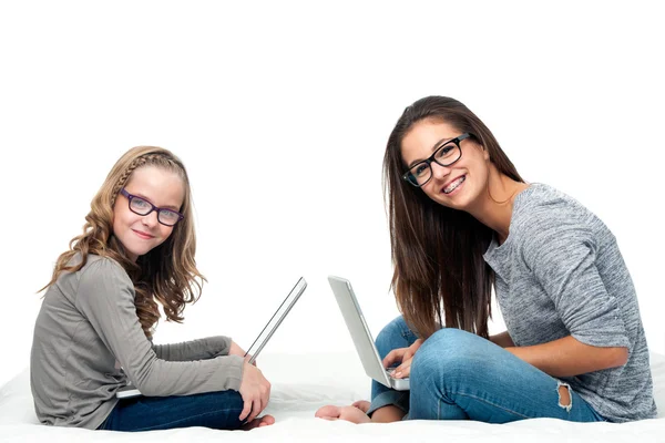 Jovens estudantes com laptops . — Fotografia de Stock