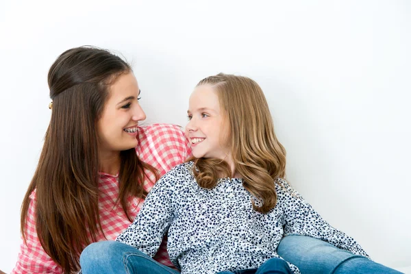 Retrato de dos hermanas jóvenes . —  Fotos de Stock