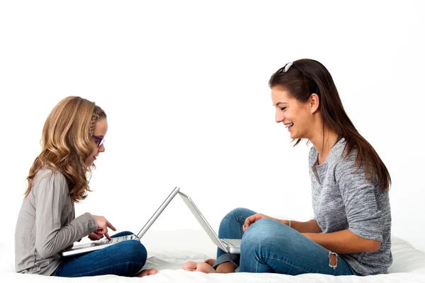 Meninas jovens trabalhando em laptops . — Fotografia de Stock