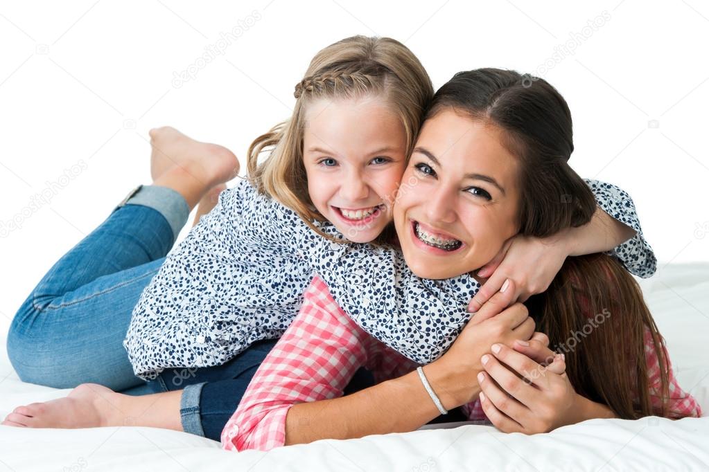 две сестры старшая и младшая. две молодые девочки. старшая сестра подросток. две сестры. старшая и младшая девочки.