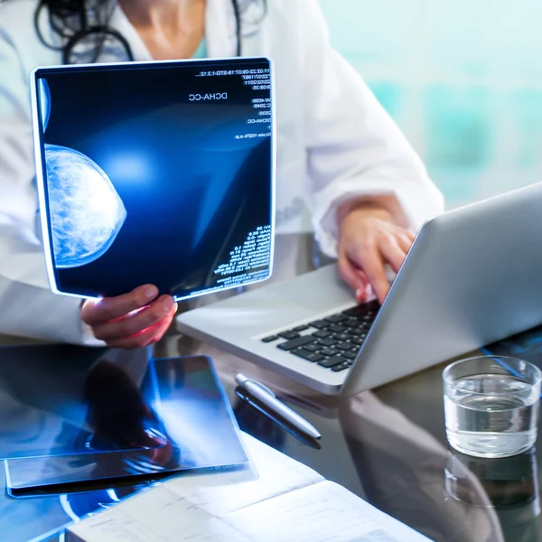X-ışını üzerinde gözden geçirme mamografi doktor.