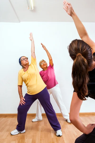 Entrenador personal haciendo aeróbico con señoras mayores . — Foto de Stock