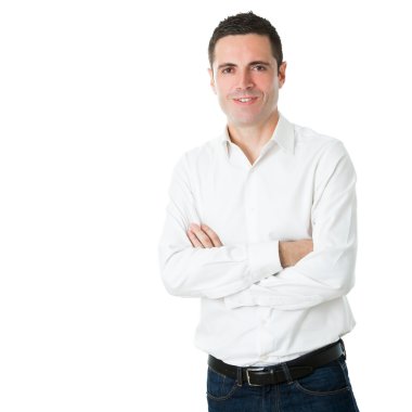 Beyaz gömlekli yakışıklı genç.