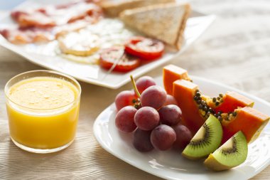 Meyve ve portakal suyu kapat.