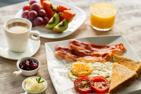 Continentaal ontbijt met vers fruit en koffie. — Stockfoto