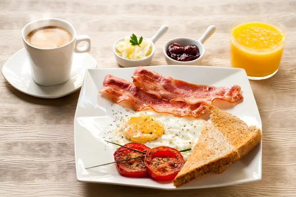 Pequeno-almoço continental com café e sumo de laranja . — Fotografia de Stock