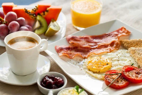 Pequeno-almoço continental com fruta fresca . — Fotografia de Stock