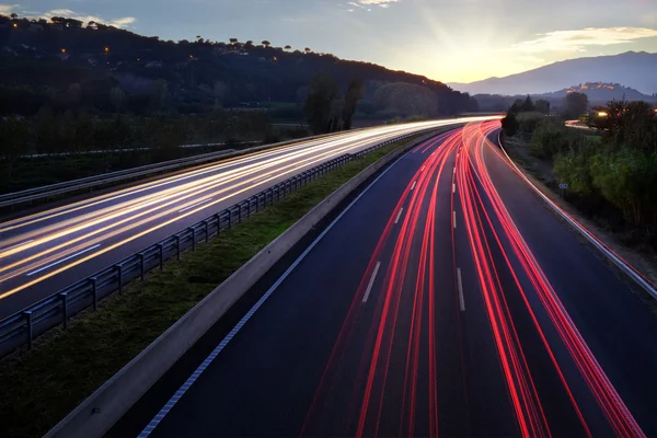 Faisceaux lumineux des véhicules sur l'autoroute . — Photo