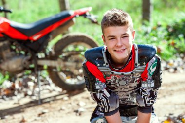 Portre sevimli motocross binici açık havada.