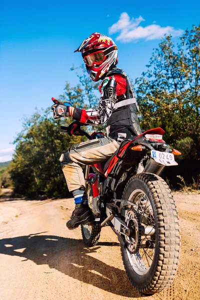 Motocross rider haciendo pulgares hacia arriba . —  Fotos de Stock