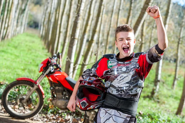 Campione di motocross con atteggiamento vincente . — Foto Stock