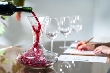 Sommelier dökme şarap sürahi içine.