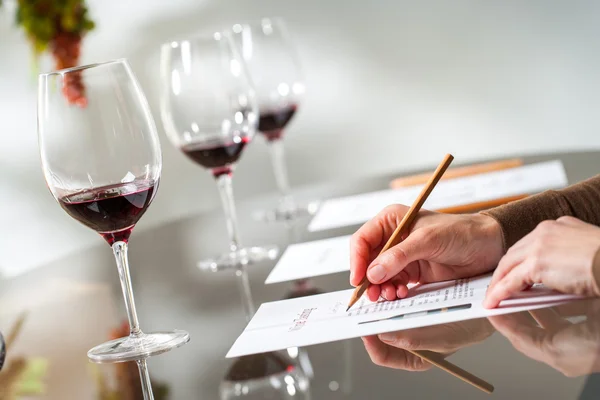 Mãos a tomar notas na prova de vinhos . — Fotografia de Stock
