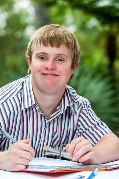 Porträt eines behinderten Jungen mit Akte. — Stockfoto