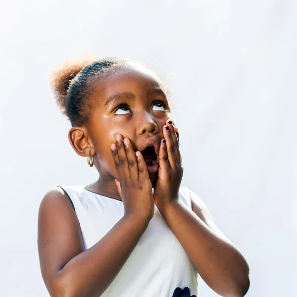 Surpreendida menina africana com as mãos no rosto . — Fotografia de Stock