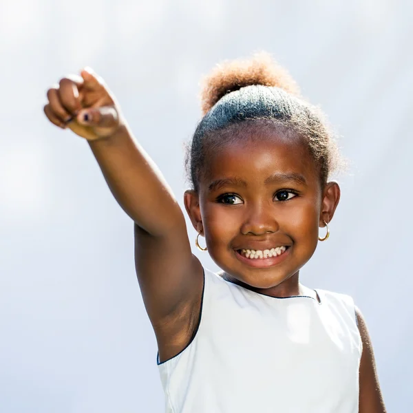 Small African girl pointing with finger into distance. — Stock Photo, Image