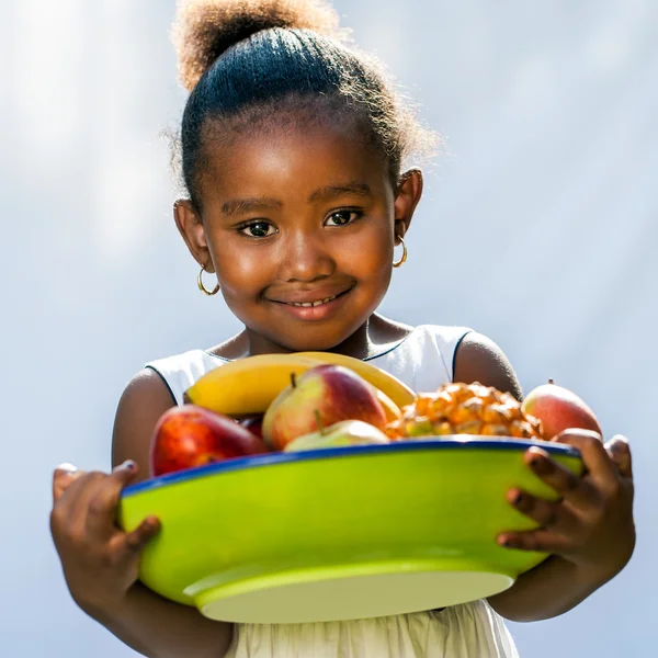 Doce menina afro-americana com tigela de frutas . — Fotografia de Stock