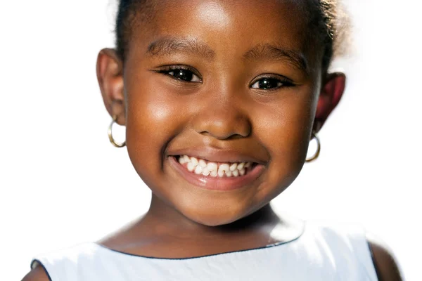 Extremo close-up de menina africana pequena mostrando dente.T — Fotografia de Stock