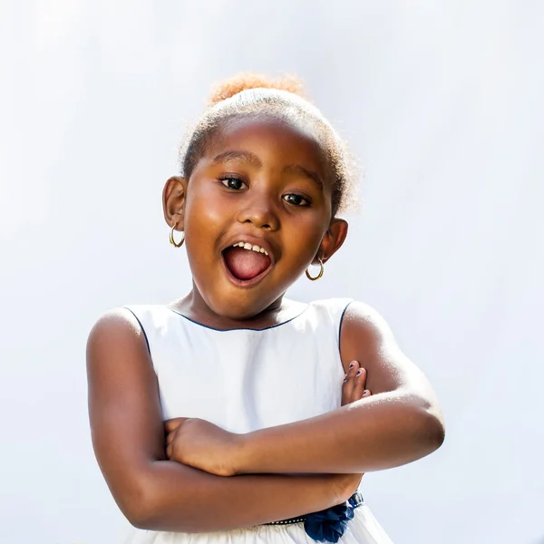 Süßes afrikanisches Mädchen mit überraschendem Gesichtsausdruck. — Stockfoto