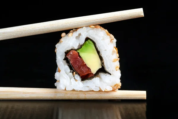 Aşırı yakın çekim ton balığı ve avokado uramaki. — Stok fotoğraf