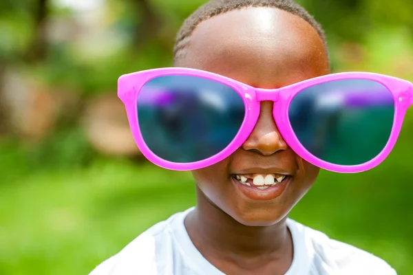 Menino Africano vestindo diversão extra grandes óculos de sol . — Fotografia de Stock