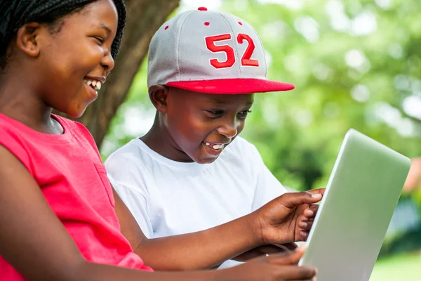 Afrikanska ungdomar njuta av tid med laptop. — Stockfoto