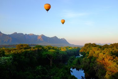 İki sıcak hava balonları Afrika üzerinde sürme manzara.