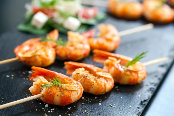 Appetizing grilled prawns on skewer. — Stock Photo, Image