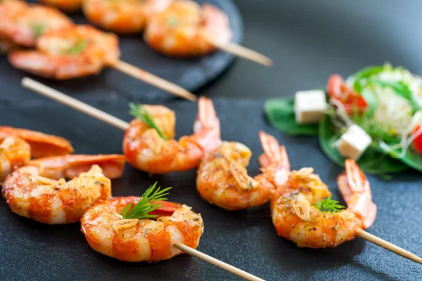 Catering brochetas de camarones . —  Fotos de Stock