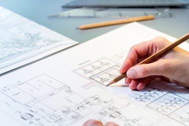 El inşaat planları gözden geçirme.